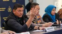 Direktur Kriminal Umum Polda Metro Jaya Kombes (Pol) Hengki Haryadi (kiri) saat memberikan keterangan kepada wartawan terkait kasus penganiayaan remaja 17 tahun berinisial D di Polda Metro Jaya, Jakarta, Kamis (2/3/2023). Polisi menemukan sejumlah Lat bukti baru seperti CCTV, percakapan media sosial dan sebagainnya. Perubahan status AG dari yang sebelumnya anak berhadapan hukum menjadi anak yang berkonflik dengan hukum namun tidak dapat disebut sebagai tersangka.  (Liputan6.com/Angga Yuniar)