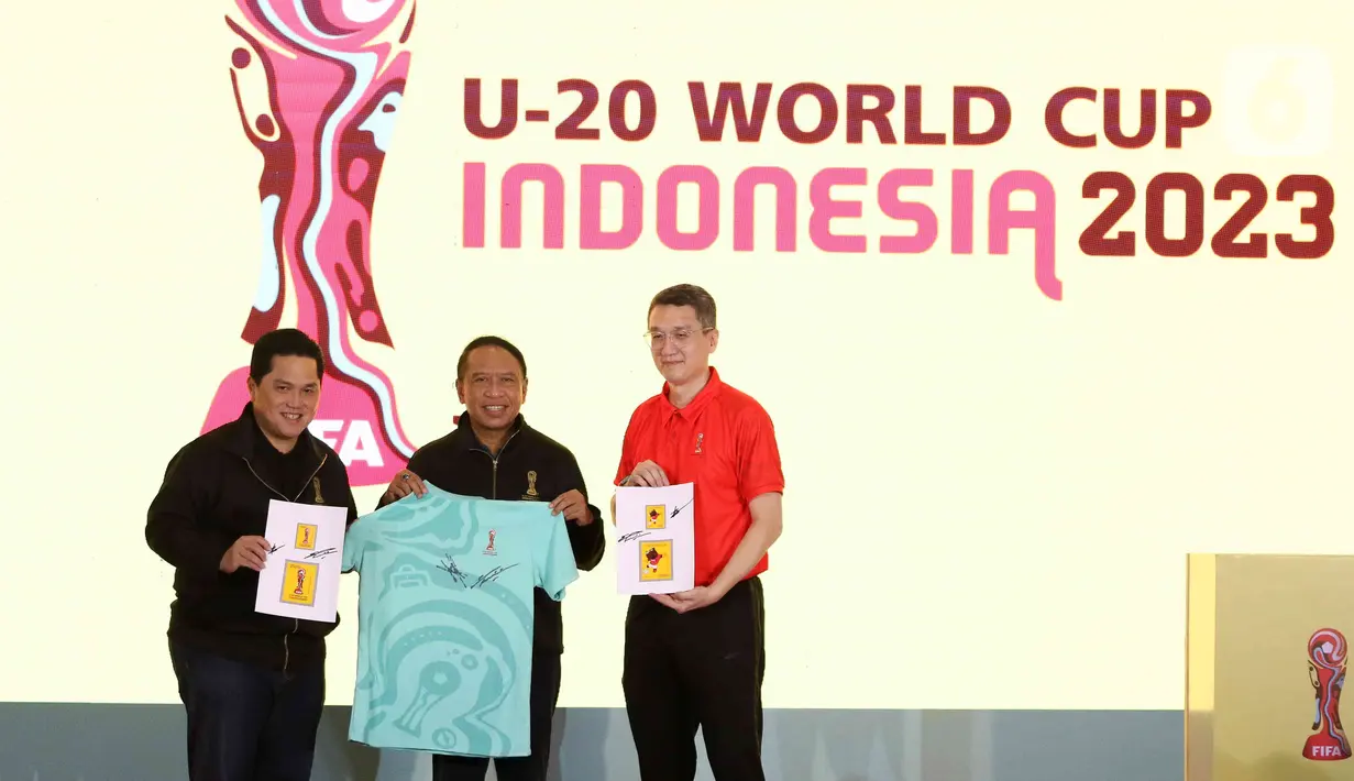 <p>Ketua Umum PSSI Erick Thohir (kiri) bersama Menpora Zainudin Amali (tengah) menunjukkan merchandise resmi Piala Dunia U-20 2023 saat launching di Atrium Mall FX Sudirman, Senayan, Jakarta, Rabu (8/3/2023). Apparel lokal, Juara, dipercaya menjadi penyedia suvenir Piala Dunia U-20 2023 dengan menyediakan 53 jenis merchandise yang siap dijual ke masyarakat. (Liputan6.com/Herman Zakharia)</p>