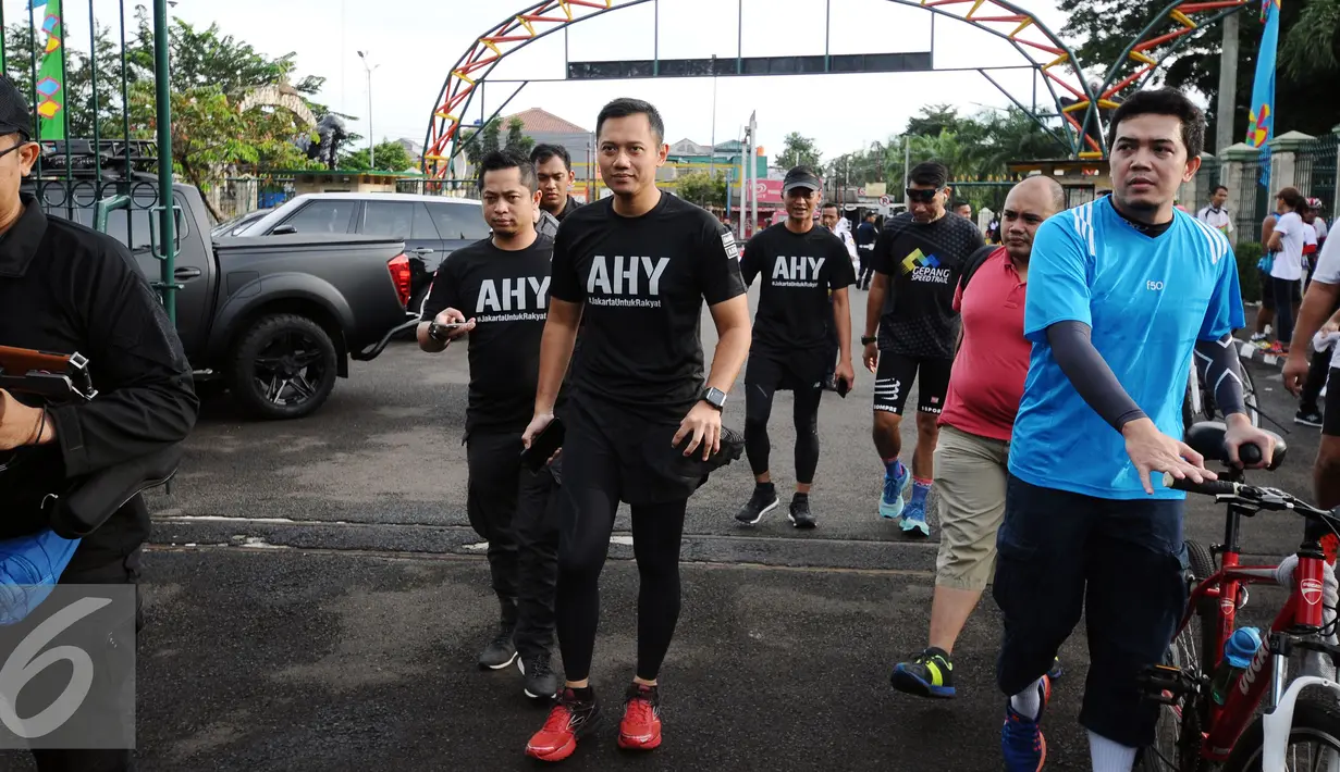 Bakal calon gubernur DKI Jakarta, Agus Harimurti Yudhoyono (tengah) bersiap berolahraga bersama di Area Kebun Binatang Ragunan Jakarta, Minggu (9/10). Selain olahraga, AHY juga melakukan bersosialisasi dengan warga. (Liputan6.com/Helmi Fithriansyah)