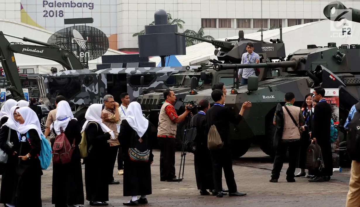 Pengunjung melihat Alutsista buatan Indonesia di Indo Defence 2018 Expo and Forum di JIExpo Kemayoran, Jakarta, Rabu (9/11). Indo Defence 2018 diikuti lebih dari 867 peserta dari 59 negara. (Liputan6.com/JohanTallo)