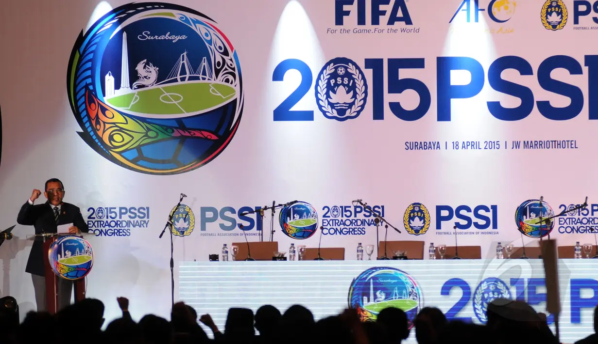 Ketua KONI Pusat, Tono Suratman memberikan sambutan pada Kongres Luar Biasa PSSI 2015 di Hotel JW Marriot, Surabaya, Jawa Timur, Sabtu (18/5/2015).  Kongres akan memilih Ketua/Wakil Ketua Umum PSSI periode 2015-2019. (Liputan6.com/Helmi Fithriansyah)