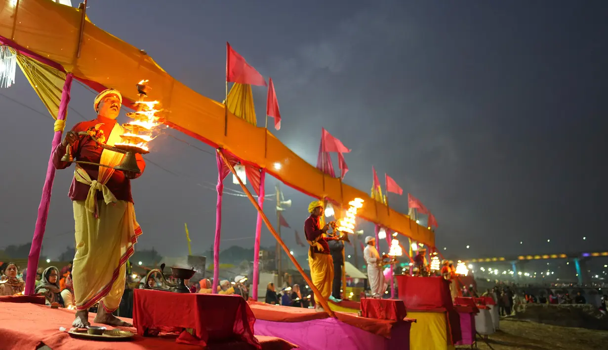 Pendeta Hindu berdoa saat Festival Magh Mela di Sangam, pertemuan Sungai Gangga - Sungai Yamuna, Prayagraj, Uttar Pradesh, India, 31 Januari 2023. Ratusan ribu peziarah Hindu diperkirakan akan berenang dalam pertemuan tersebut, berharap bisa menghapus dosa selama festival sebulan penuh. (AP Photo/Rajesh Kumar Singh)