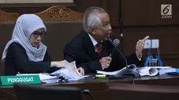 Terpidana kasus suap hakim dan panitera PTUN Medan, OC Kaligis (kanan) saat sidang pengajuan permohonan PK ke-2 di PN Jakarta Pusat, Rabu (10/4). Sebelumnya, MA mengabulkan PK yang diajukan OC Kaligis dan mengurangi masa penahanan OC Kaligis sebanyak tiga tahun. (Liputan6.com/Helmi Fithriansyah)