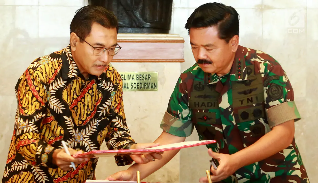 Dirut Bank BRI Suprajarto bertukar naskah dengan Panglima TNI Marsekal Hadi Tjahjanto usai MoU di Mabes TNI Cilangkap, Jakarta, Senin (4/3). BRI akan memfasilitasi penyediaan dan penggunaan jasa layanan perbankan anggota TNI. (Liputan6.com/Pool/Humas BRI)