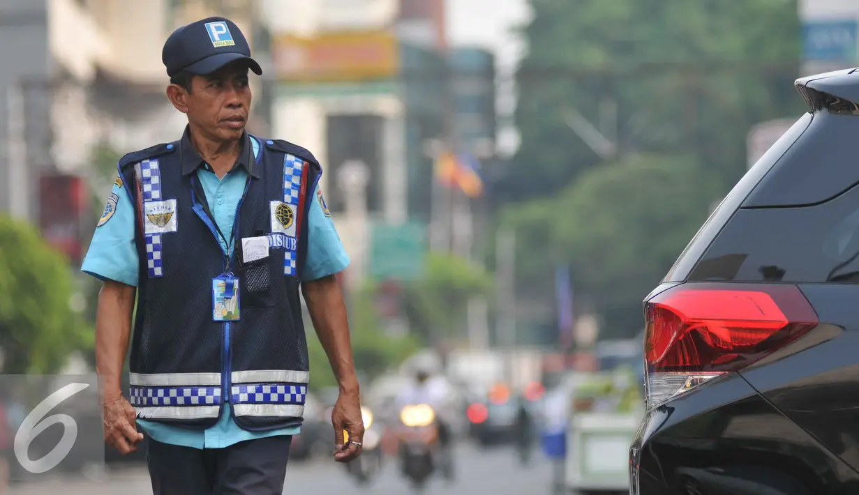 Petugas parkir mengontrol kendaraan yang parkir di Jalan Sabang, Jakarta Pusat, Senin (21/9/2015). Diduga mereka mendapatkan gaji di bawah UMP  DKI Jakarta. (Liputan6.com/Gempur M Surya)