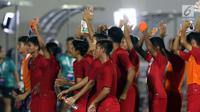 Pemain Timnas Indonesia U-16 menyapa suporter usai mengalahkan Kepulauan Mariana Utara U-16 pada laga kualifikasi Piala AFC U-16 2020 Grup G di Stadion Madya Gelora Bung Karno, Jakarta, Rabu (18/9/2019). Indonesia U-16 unggul 15-1. (Liputan6.com/Helmi Fithriansyah)