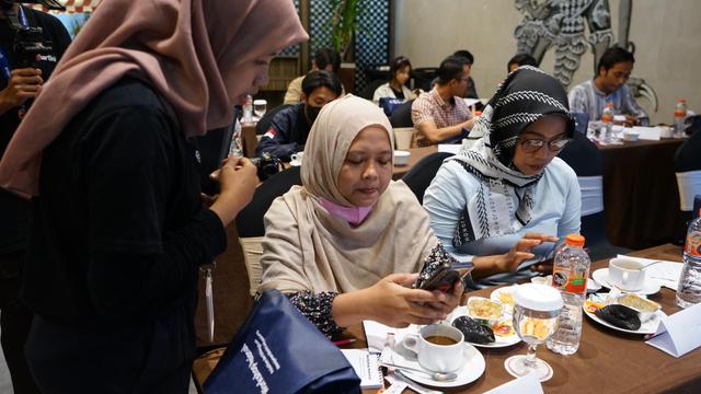 Tim Smartlink saat sesi demo aplikasi dan praktik langsung aplikasi Smartlink. (Ist)