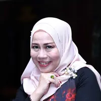 Dengan percaya diri, penyanyi senior Dewi Yull muncul dengan dua lagu sekaligus, 'Segalaku Untukmu' dan 'Rindu yang Terlarang'. (Nurwahyunan/Bintang.com)