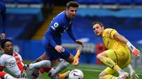 Gelandang Chelsea, Mason Mount, berusaha mencetak gol ke gawang Southampton pada laga lanjutan Liga Inggris di Stamford Brigde, Sabtu (17/10/2020) malam WIB. Chelsea bermain imbang 3-3 atas Southampton. (AFP/Ben Stansall/pool)