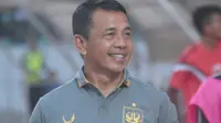 Pelatih PSIS Semarang, Jafri Sastra usai pertandingan melawan Tira Persikabo di Stadion Moch Soebroto, Magelang, Jumat (2/8/2019). (Bola.com/Vincentius Atmaja)