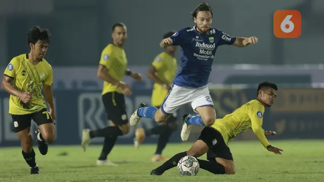 Foto: Hijrah ke Persib Bandung, Marc Klok Langsung Cetak Gol dalam Penampilan Perdana di BRI Liga 1