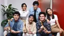 "Kolaborasi ini kan kita cuma mewarnai film dengan lagu atau soundtrack di film Cek Toko Sebelah. Kita kolaborasi bareng dengan The Overtunes," kata Cantika. (Nurwahyunan/Bintang.com)