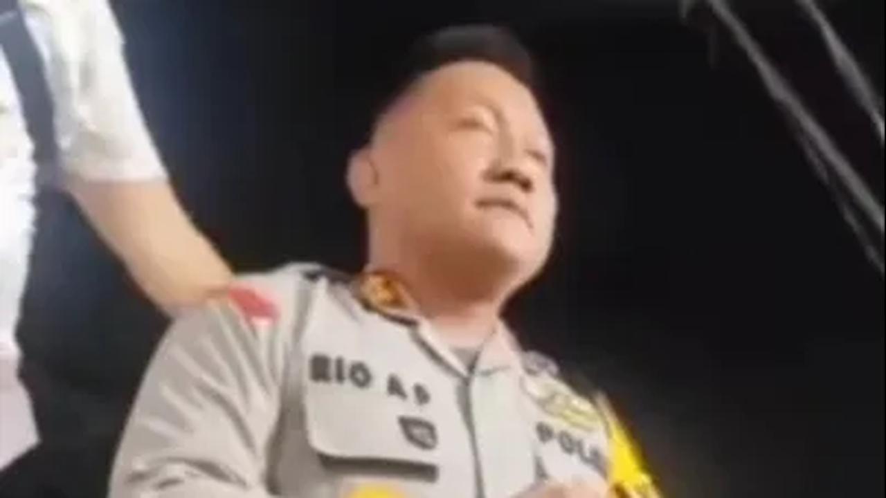 "Bapak-bapak, ibu-ibu, saya mohon. Tolong bantu kami, kami akan menindak ini dengan tegas, tolong hargai kami," pinta Kapolres, hingga situasi berangsur kondusif.<br>