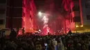 Warga Maroko berkumpul untuk merayakan kemenangan Maroko atas Spanyol dalam pertandingan sepak bola Piala Dunia 2022, di Rabat, Maroko, Selasa (6/12/2022). Kemenangan ini membuat Maroko siap melaju ke babak perempat final Piala Dunia 2022. (AP Photo/Mosa’ab Elshamy)
