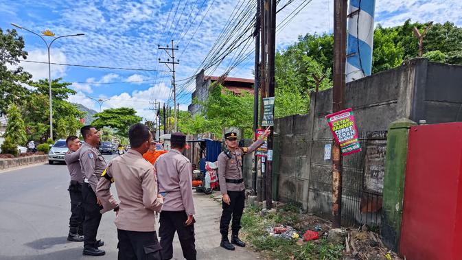 Sengatan Listrik Saat Pasang Iklan: Warno Terpental dan Terjebak di Puncak Reklame