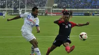 M Ridwan, bek Persib dihadang Hermawan pada laga PBR kontra Persib (ANTARA FOTO/Novrian Arbi)