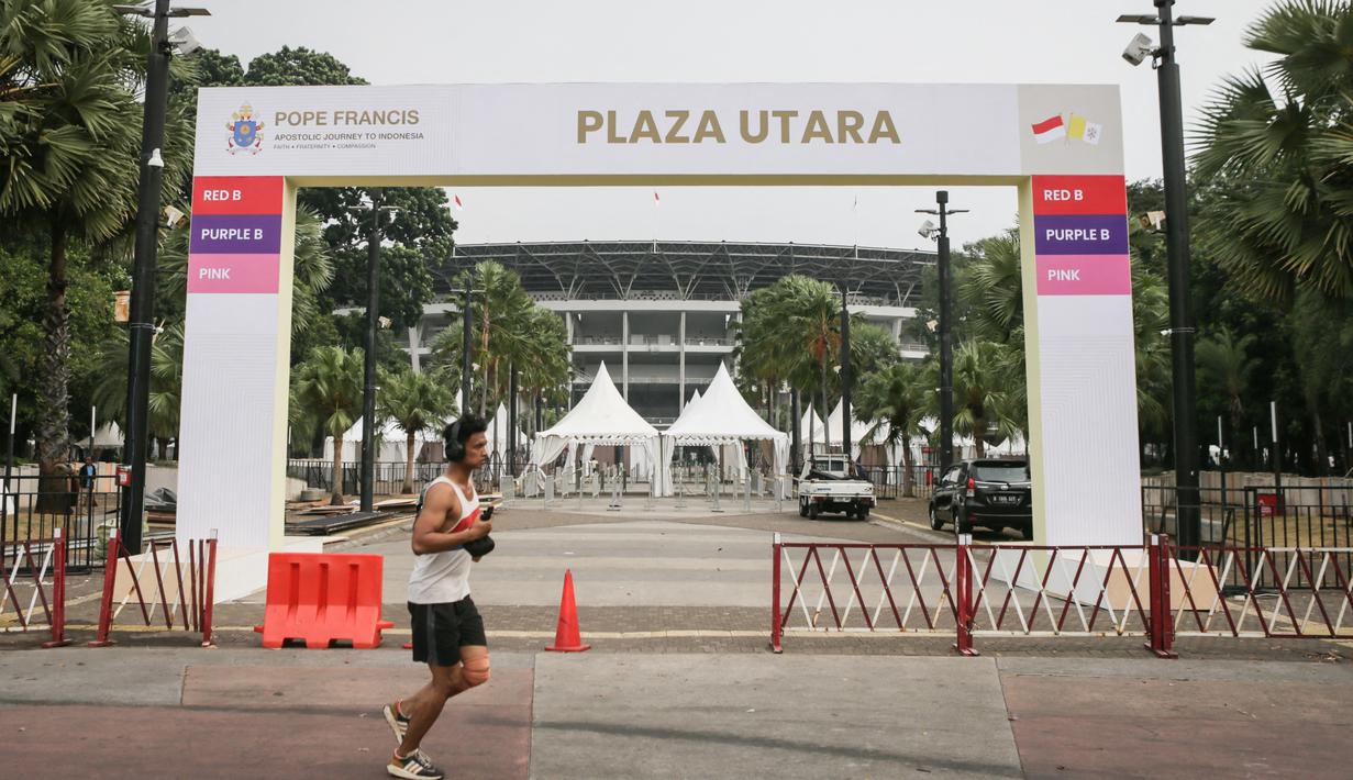 Pada Kamis (5/9/2024), Paus Fransiskus akan menghadiri Misa Kudus atau Perayaan Ekaristi di Stadion Utama Gelora Bung Karno, Jakarta. Misa Kudus tersebut akan dihadiri oleh 80 ribu umat Katolik. (ADITYA AJI/AFP)