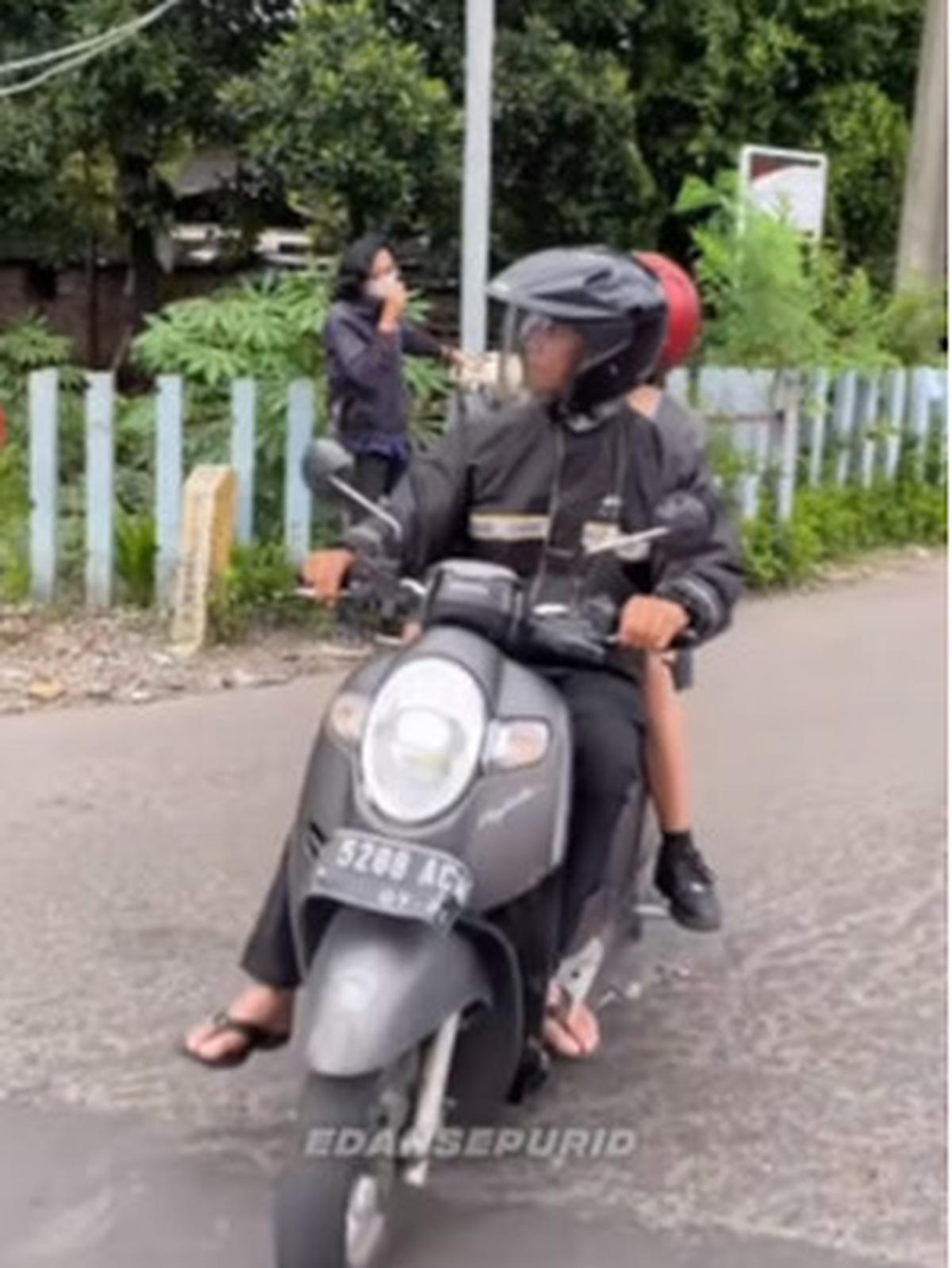 Pemotor Nekat Mau Terobos Perlintasan Padahal Kereta Sudah di Depan Mata