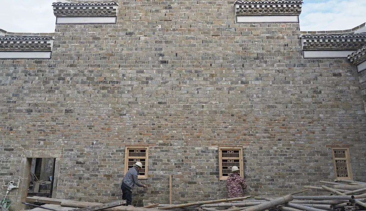 Para pekerja konstruksi merenovasi sebuah bangunan kuno di Wilayah Jing'an, Provinsi Jiangxi, China timur, pada 4 November 2020. Wilayah Jing'an mempunyai sejarah yang panjang dan memiliki hampir 300 bangunan kuno. (Xinhua/Wan Xiang)