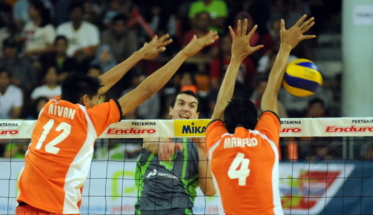 Dua pevoli putra Surabaya Samator mencoba menahan smesh pemain Jakarta Pertamina Energi, Paul Richard Sanderson (tengah) di laga Pertamina Proliga 2015, GOR Dome Balikpapan, (8/2/2015). Surabaya Samator unggul 3-2. (Liputan6/com/Helmi Fithriansyah)