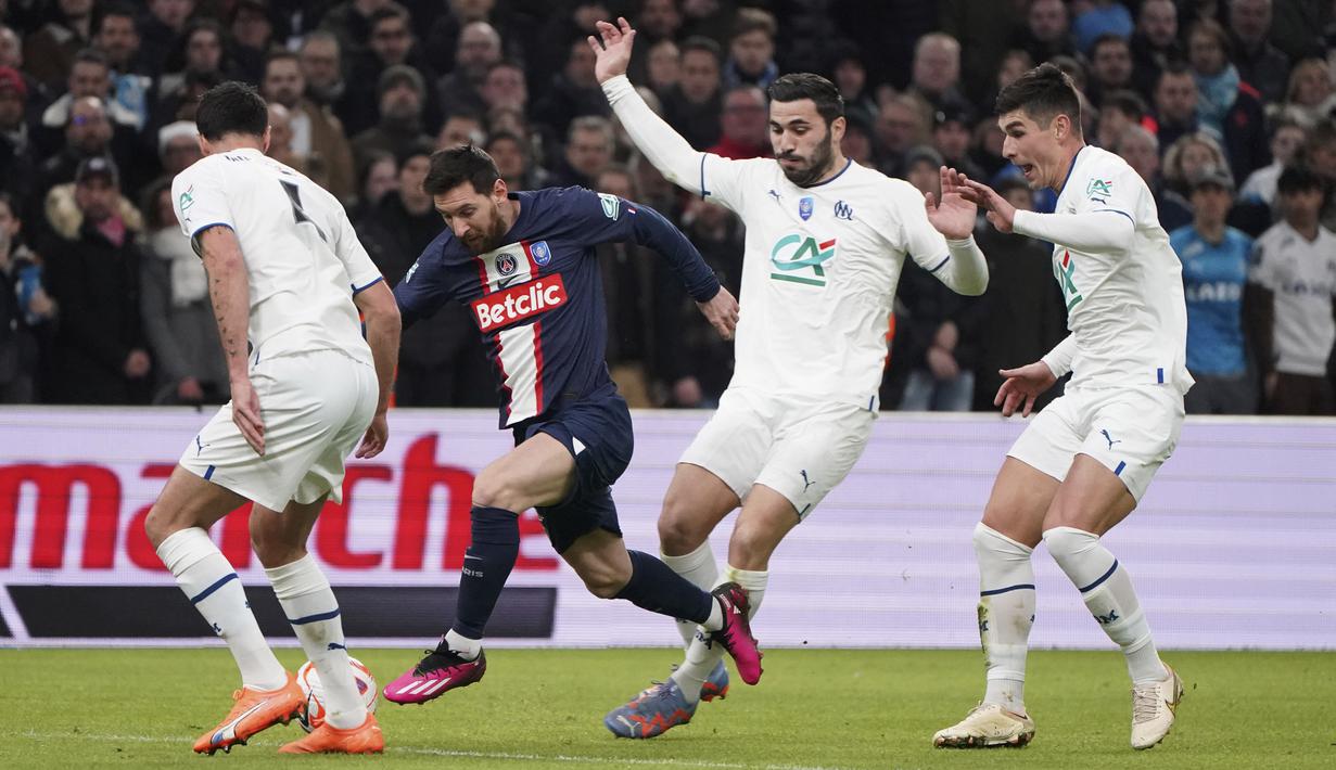 Pemain Paris Saint-Germain (PSG), Lionel Messi, berusaha melewati pemain Marseille pada laga Piala Prancis di Stadion Stade Velodrome, Rabu (8/2/2022). (AP Photo/Laurent Cipriani)