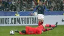 Kiper Irlandia, Colin Doyle, berusaha menghalau tendangan striker Prancis, Kylian Mbappe, pada laga persahabatan di Stadion Stade de France, Senin (28/5/2018). Prancis menang 2-1 atas Irlandia. (AP/Thibault Camus)
