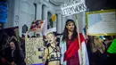 Sejumlah orang membawa poster melakukan demonstrasi di Bourbon Street, New Orleans (1/2). Aksi demonstrasi ini dilakukan oleh para penari, pekerja klub malam dan pendukungnya. (AFP/Emily Kask)