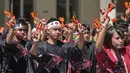 Para penari menampilkan tarian Yosakoi saat kegiatan Festival Remo-Yosakoi di Surabay, Minggu, 12 Juli 2026. (AFP/ Juni Kriswanto)