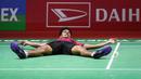 Pebulutangkis tunggal putra Indonesia, Chico Aura Dwi Wardoyo tergeletak di atas lapangan setelah terkena backhand smash dari pebulutangkis tunggal putra Indonesia, Jonatan Chirstie pada laga final Indonesia Masters 2023 yang berlangsung di Istora Senayan, Jakarta, Minggu (29/01/2023). Chico kalah dari Jonatan Christie dengan skor 15-21 dan 13-21. (Bola.com/Bagaskara Lazuardi)