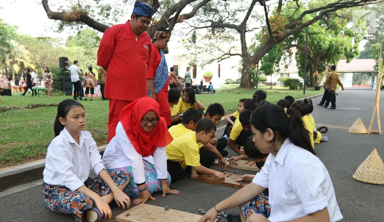 Anak-anak bermain permainan tradisional di Halaman Istana Negara, Jakarta, Jumat (20/7). Presiden Jokowi dan Ibu Negara iriana menagajak anak anak tersebut bermain, berdendang, dan berimajinasi. (Liputan6.com/Angga Yuniar)