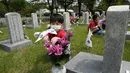 <p>Memorial Day di Korea Selatan adalah peringatan yang ditetapkan untuk memberikan penghargaan tinggi pada prajurit yang telah gugur dalam perang. Sejarah peringatan ini bermula ketika terjadinya Perang Korea, yaitu perang antara Korea Selatan dan Korea Utara. (AP Photo/Ahn Young-joon)</p>