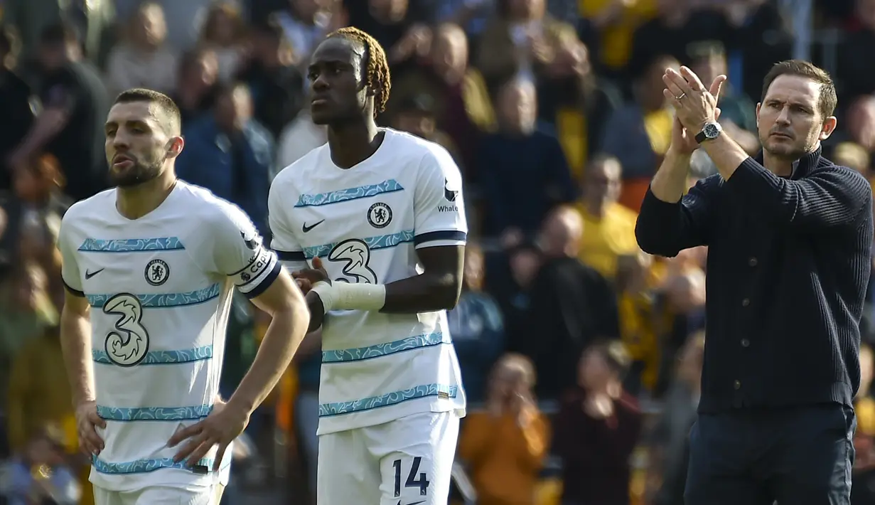 Manajer tim Chelsea, Frank Lampard (kiri) memberi aplaus kepada para suporter setelah berakhirnya laga pekan ke-30 Liga Inggris 2022/2023 menghadapi Wolverhampton Wwanderers di Molineux Stadium, Wolverhampton, Sabtu (8/4/2023). (AP Photo/Rui Vieira)