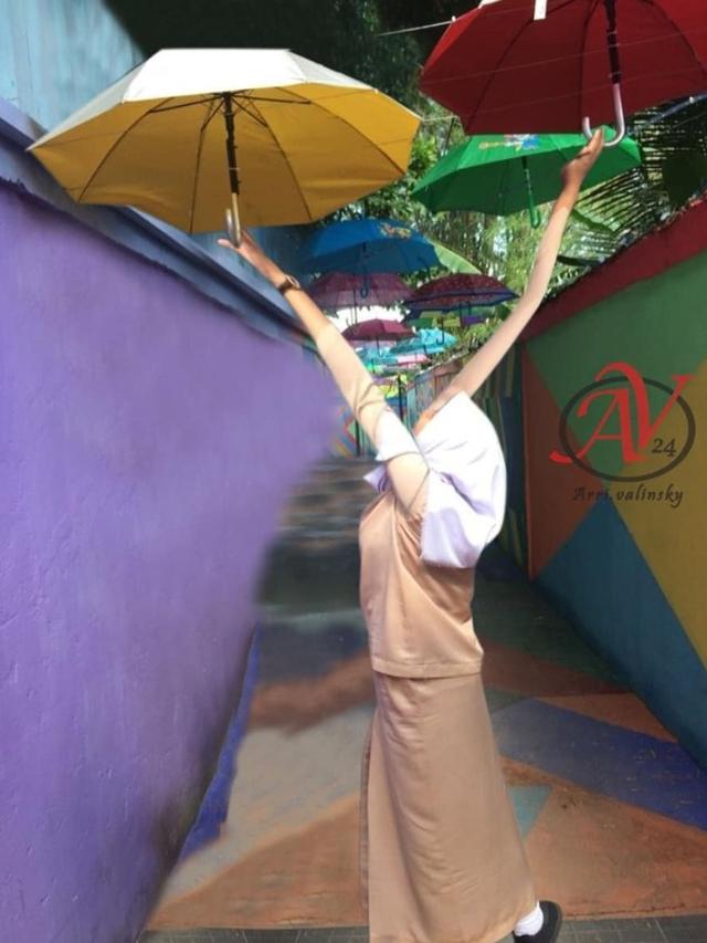 Minta Edit Foto Pegang Payung, Hasilnya Malah Absurd Banget