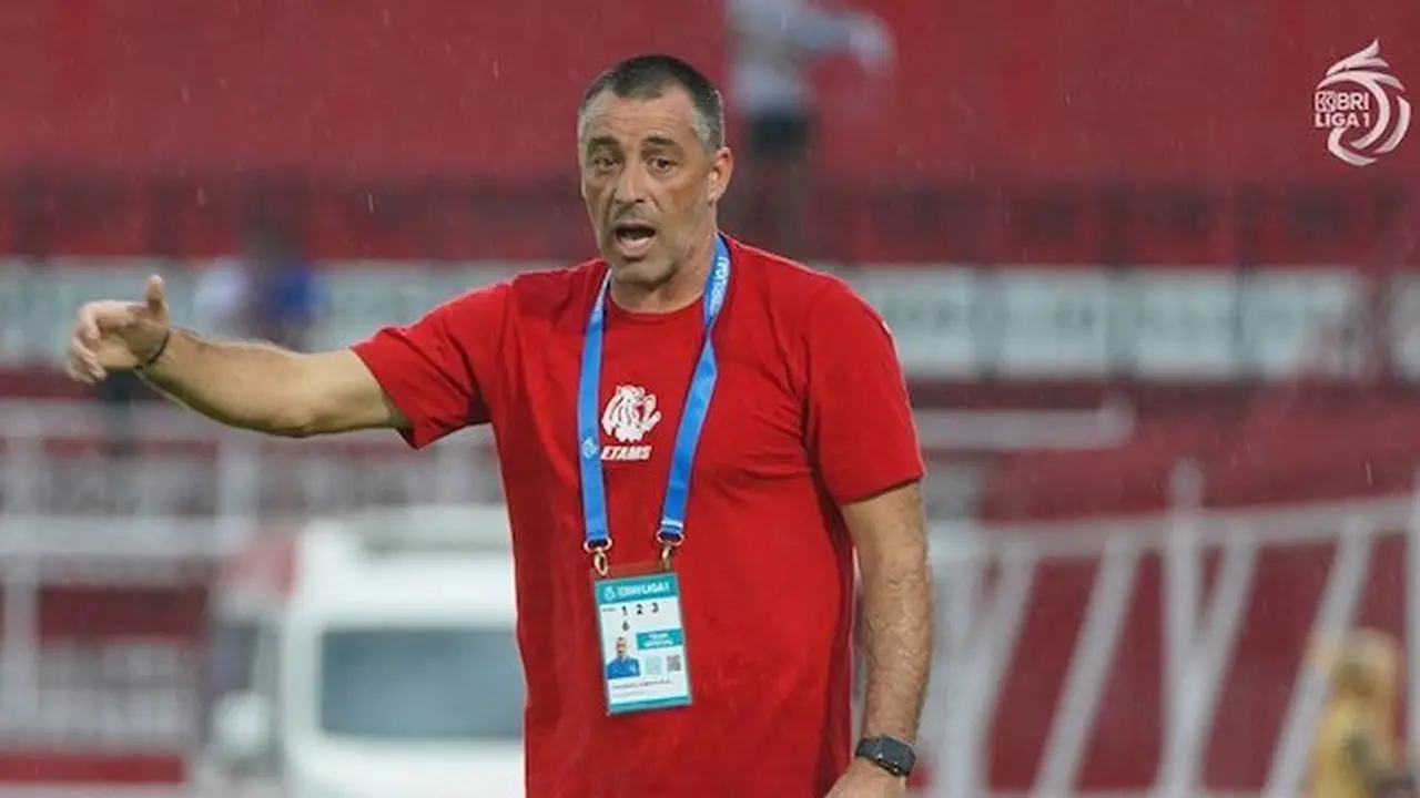 Pelatih Arema FC, Ze Gomes, pada laga BRI Liga 1 2024/2025 (c) PT LIB