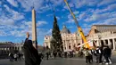 Cemara raksasa ini menjadi pohon Natal Vatikan 2023. (AP Photo/Andrew Medichini)
