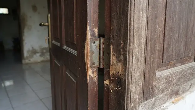 Pintu atau Jendela Kayu Terasa Macet