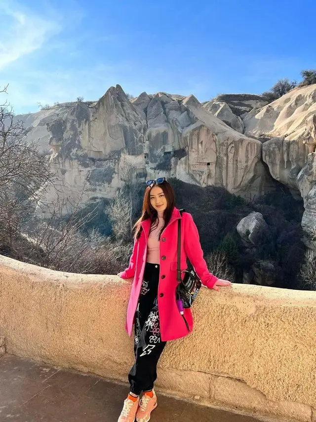 10 Gaya Kasual Natasha Wilona saat Liburan di Bali hingga Dubai, Selalu Stylish