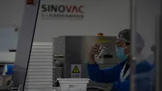 Pekerja memeriksa jarum suntik Vaksin CoV-2 SARS untuk COVID-19 yang diproduksi di pabrik vaksin SinoVac di Beijing, Kamis (24/9/2020). Perusahaan farmasi China, Sinovac mengatakan vaksin virus corona yang dikembangkannya akan siap didistribusikan ke seluruh dunia awal 2021. (AP Photo/Ng Han Guan)