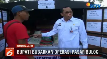 Pejabat Bupati Jombang Setiajit, melakukan sidk menegur petugas bulog yang sedang menggelar operasi pasar di depan Pasar Pon Kota Jombang, Jawa Timur. Bupati kecewa lantaran harga yang ditetapkan bulog ternyata lebih tinggi dari harga pasar.