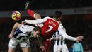 5. Penyerang Arsenal, Alexis Sanchez, terjatuh saat berebut bola dengan bek West Bromwich Albion, Craig Dawson, pada laga Premier League di Stadion Emirates, Inggris, Senin (26/12/2016). (AFP/Ian Kington)