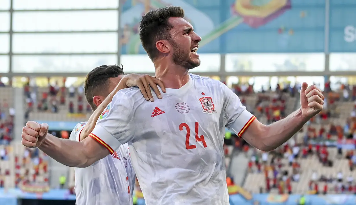 Spanyol makin bernafsu menambah gol usai gol pertama terjadi. Bek Aymeric Laporte mencatatkan namanya di papan skor lewat gol tandukannnya pada akhir babak pertama setelah menerima umpan dari Gerard Moreno. (Foto: AP/Pool/David Ramos)