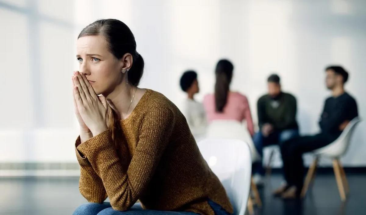 7. Social Anxiety Disorder<br>Rasa takut ekstrem terhadap penilaian orang lain, dengan gejala fisik seperti berkeringat dan gemetar ketika berada di tengah banyak orang.