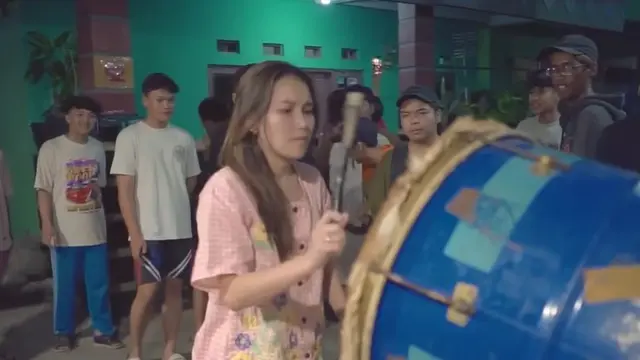 Ayu Ting Ting keliling bangunin sahur warga sekitar (YouTube/QissYou TV)