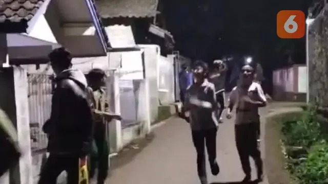Para remaja di wilayah Kecamatan Kebonpedes Kabupaten Sukabumi saat terekam hp warga hendak melakukan perang sarung (Liputan6.com/Istimewa).