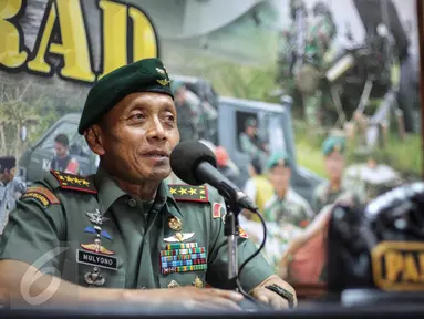 Pangkostrad Letnan Jendral Mulyono memberikan keterangan terkait kasus penusukan anggota Brigif L-3/k  di Media Center Kostrad, Jakarta, Senin (13/7). Mulyono menyerahkan sepenuhnya pengusutan kasus tersebut kepada kepolisian. (Liputan6.com/Faizal Fanani)