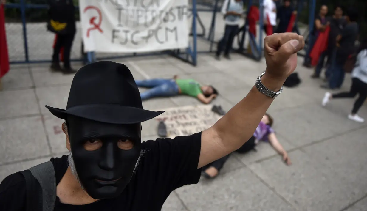Aktivis Meksiko menggelar aksi mendukung rakyat Suriah di depan Kedubes AS di Mexico City, Minggu (9/4). Mereka mengecam serangan bom kimia yang telah menewaskan warga Suriah dan menolak intervensi AS. (AFP PHOTO / Pedro Pardo)
