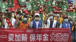 Para pekerja Taiwan berteriak dan memegang slogan bertuliskan "Kenaikan Gaji, Amankan Anuitas" saat unjuk rasa May Day atau Hari Buruh Internasional  di Taipei, Sabtu (1/5/2021). Setiap tahun, Hari Buruh Internasional atau May Day dirayakan di berbagai negara pada 1 Mei. (AP Photo/Chiang Ying-ying)