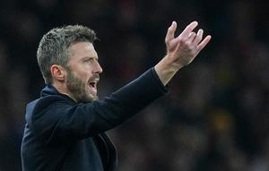Pelatih Manchester United, Michael Carrick, memberi isyarat dari tepi lapangan saat pertandingan Liga Inggris melawan Arsenal di Emirates Stadium, Minggu (25/1/2026). (AP Photo/Kirsty Wigglesworth)