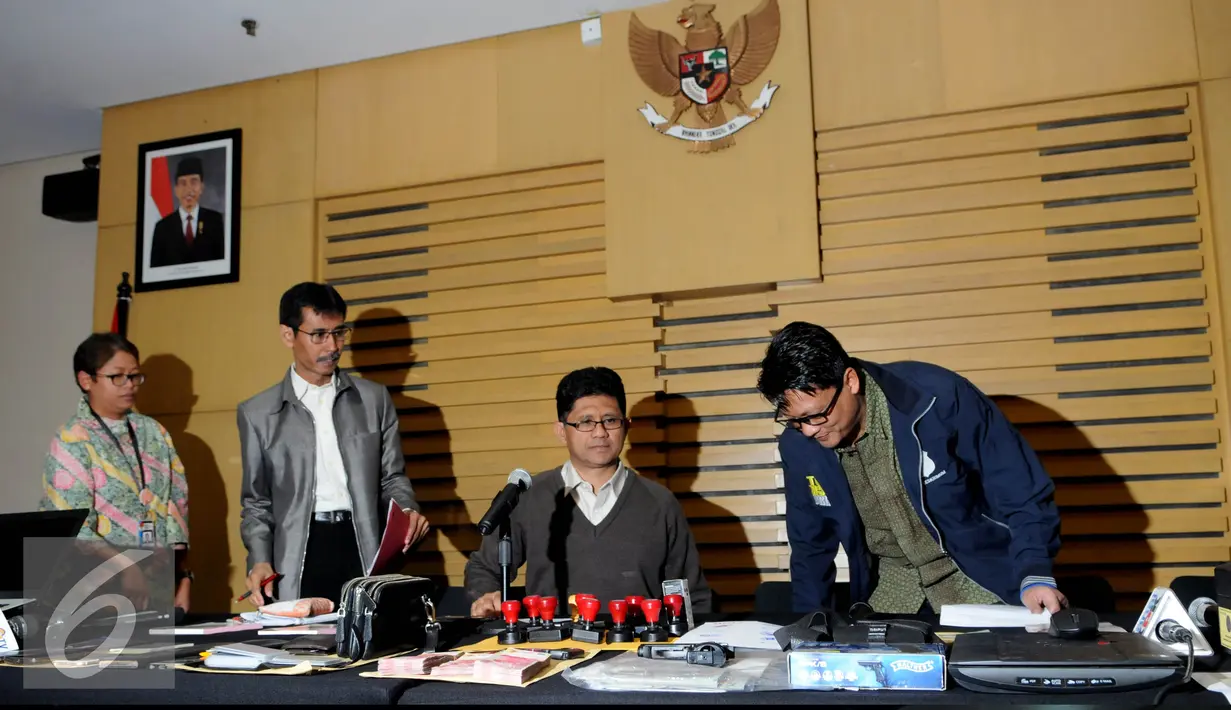 KPK dan Polda Metro Jaya menggelar konferensi pers terkait penangkapan anggota KPK gadungan di KPK, Jakarta, Jumat (22/7). Harry ditangkap karena telah menipu seorang anggota DPRD Medan. (Liputan6.com/Helmi Afandi)