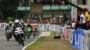 Disaksikan ratusan pasang mata, puluhan pembalap motor nasional beraksi di seri 1 Indoprix 2014 yang digelar di SIKC, Bogor, (27/4/2014). (Liputan6.com/Helmi Fithriansyah)